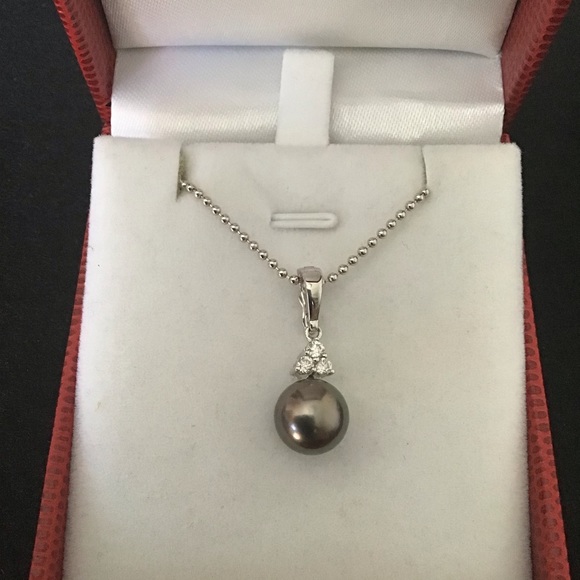 NWOT 18KT Natural Tahitian And Diamond Pendant.